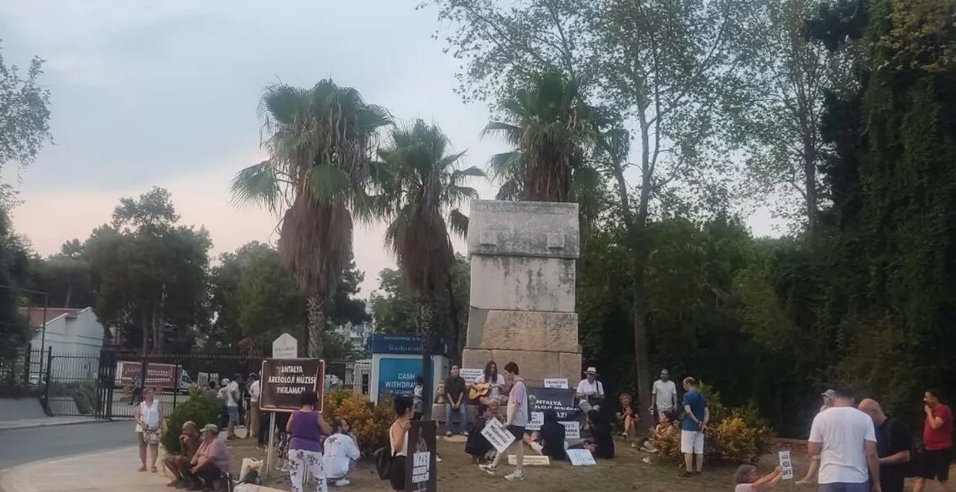 Antalya Arkeoloji Müzesi Kapatıldı, Tepkiler Çığ Gibi: Müze Savunucuları Nöbette