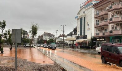 Antalya’da sağanak alarmı: Alanya ve Serik’te yollar göle döndü