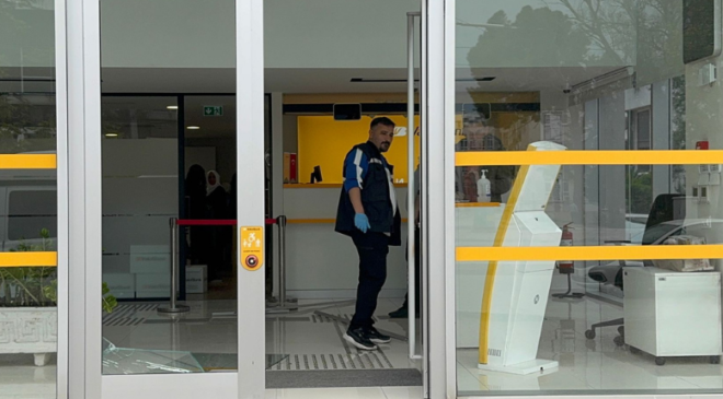 Antalya’da Bankaya Saldırı: Kapı Camını Kırıp Kaçtı