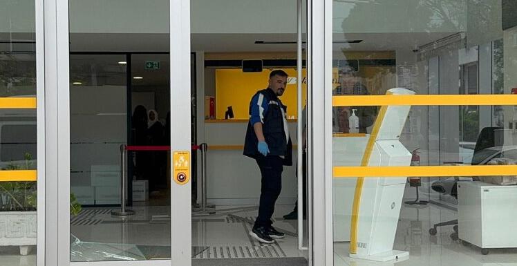 Antalya’da Bankaya Saldırı: Kapı Camını Kırıp Kaçtı