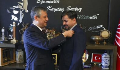 “Rozet Takıldı, Üyelik Durduruldu!” CHP’de Arif Kocabıyık Kararı Gündem Yarattı