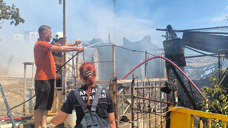Kepez’de korkutan yangın! Siyah dumanlar Antalya semalarını kapladı